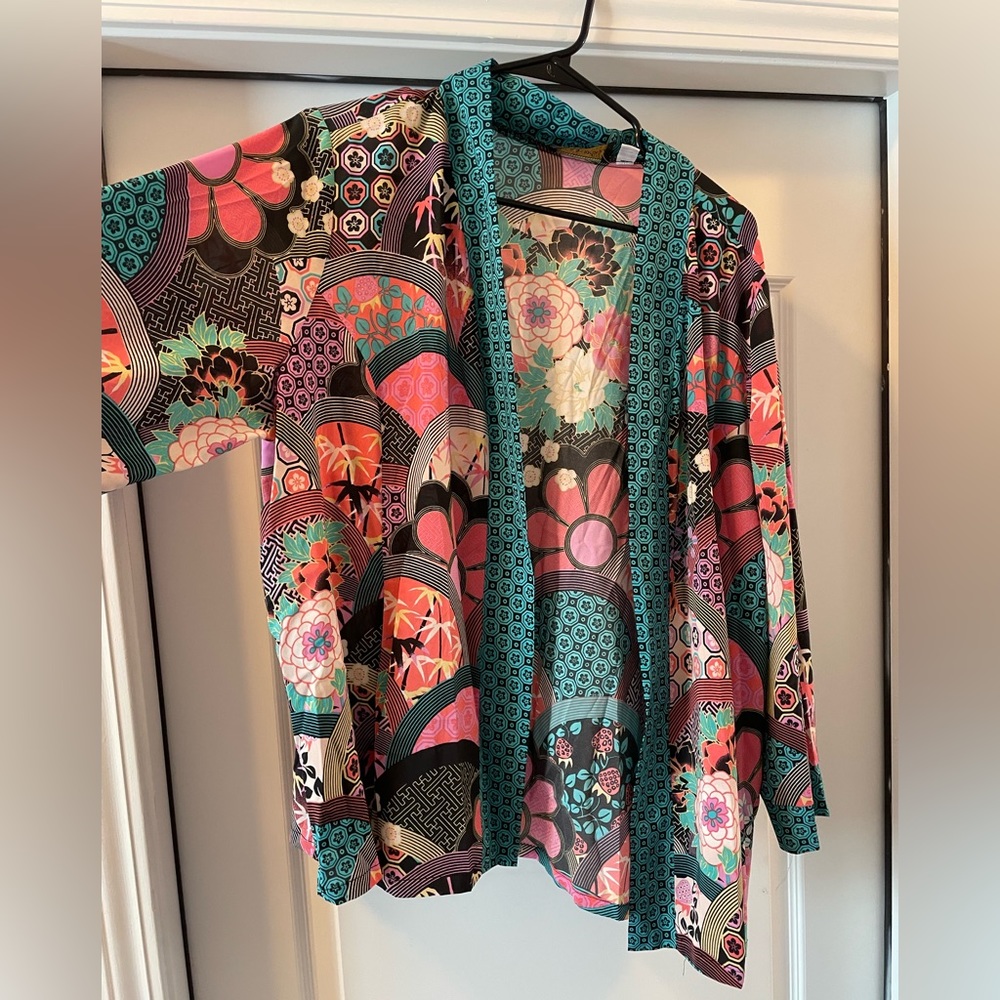 Like new beautiful XL Bob Mackie top